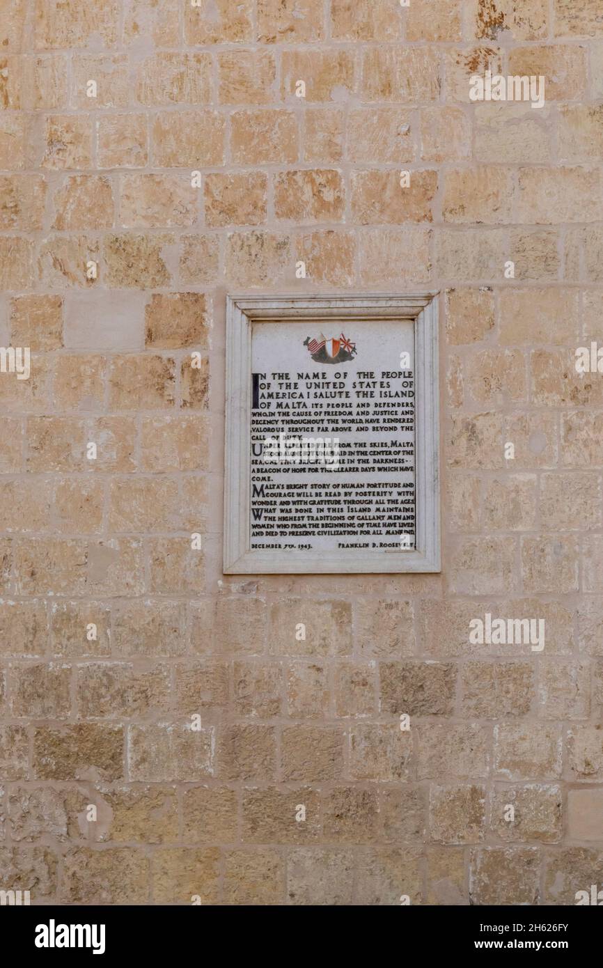 Gedenktafel an der Wand des Großmeisterpalastes in Valletta Malta von Franklin D. Roosevelt an das Volk von Malta. Stockfoto