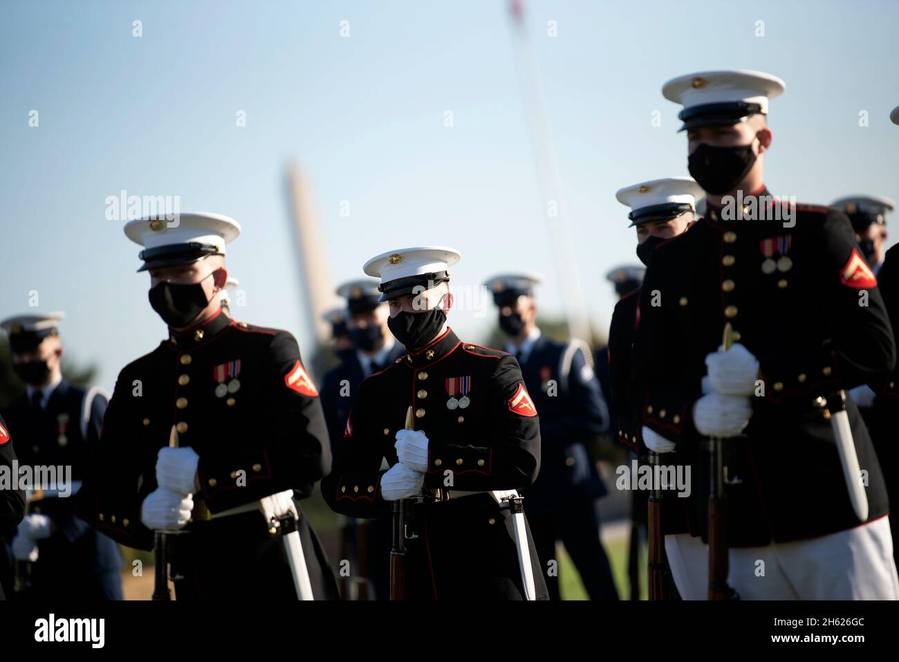 Berichtet: Marines mit der Joint Honor Guard nehmen an der verstärkten Ehrenwache Teil, da Verteidigungsminister Dr. Mark Esper den Minister für nationale Verteidigung der Republik Korea, Suh Wook, am 14. Oktober 2020 im Pentagon, Washington, D.C. begrüßt. Stockfoto