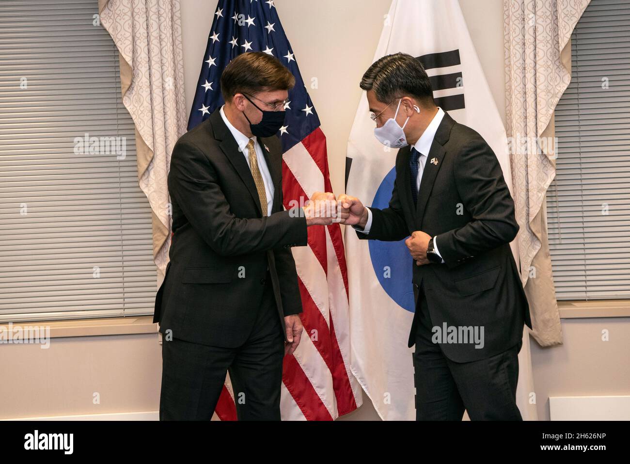 Der Verteidigungsminister Dr. Mark T. Esper empfängt den Minister der Republik Korea, Suh Wook, zu einem offiziellen Abendessen im Pentagon, Washington, D.C., am 13. Oktober, 2020. Stockfoto