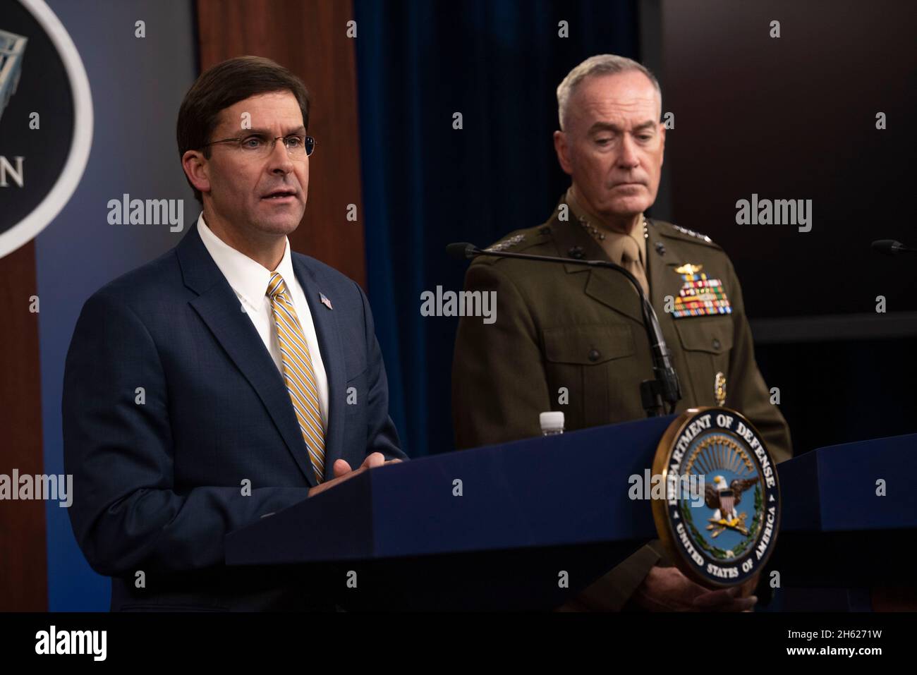 Bericht: Der US-Verteidigungsminister Mark T. Esper und der Vorsitzende des Joint Chiefs of Staff, Marine Corps General Joe Dunford, halten am 20. September 2019 im Pentagon, Washington, D.C., eine Pressekonferenz ab. Stockfoto