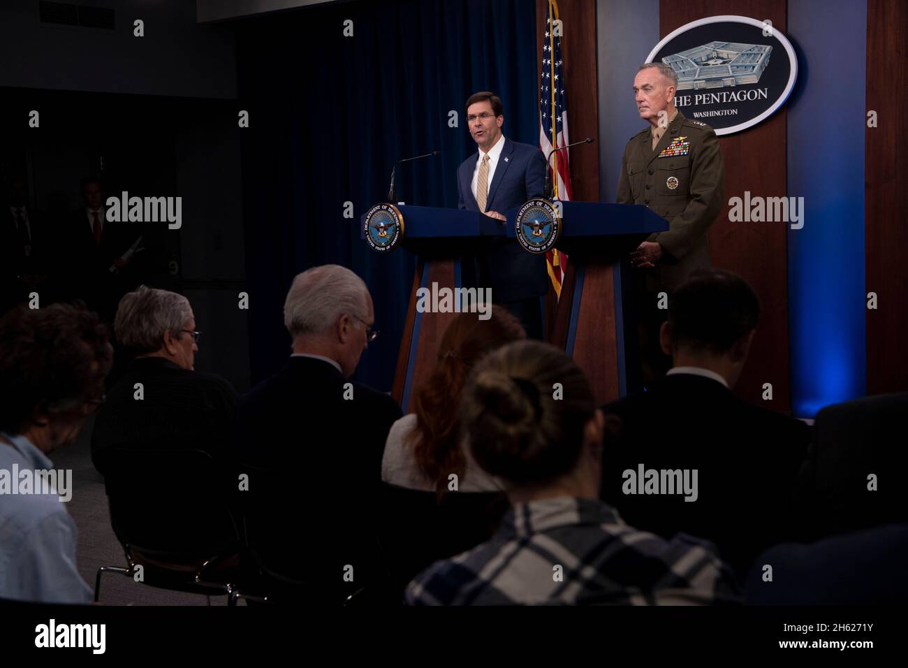Bericht: Der US-Verteidigungsminister Mark T. Esper und der Vorsitzende des Joint Chiefs of Staff, Marine Corps General Joe Dunford, halten am 20. September 2019 im Pentagon, Washington, D.C., eine Pressekonferenz ab. Stockfoto