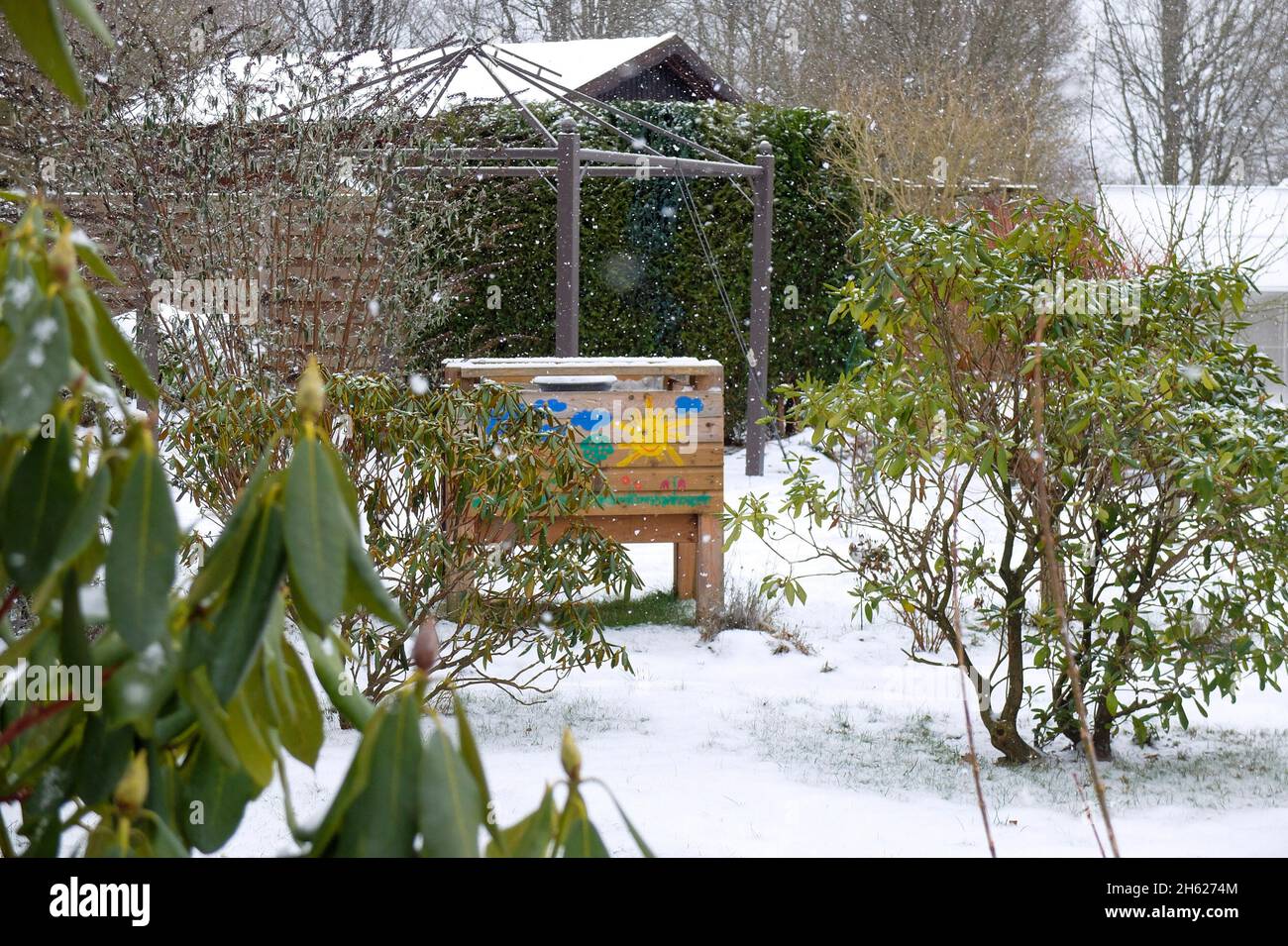 Bemaltes Hochbett im Wintergarten mit Schnee Stockfoto