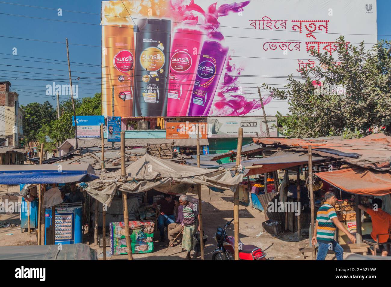 JAIPURHAT, BANGLADESCH - 6. NOVEMBER 2016: Riesige Werbung in einem Dorf in der Nähe von Jaipurhat, Bangladesch. Stockfoto