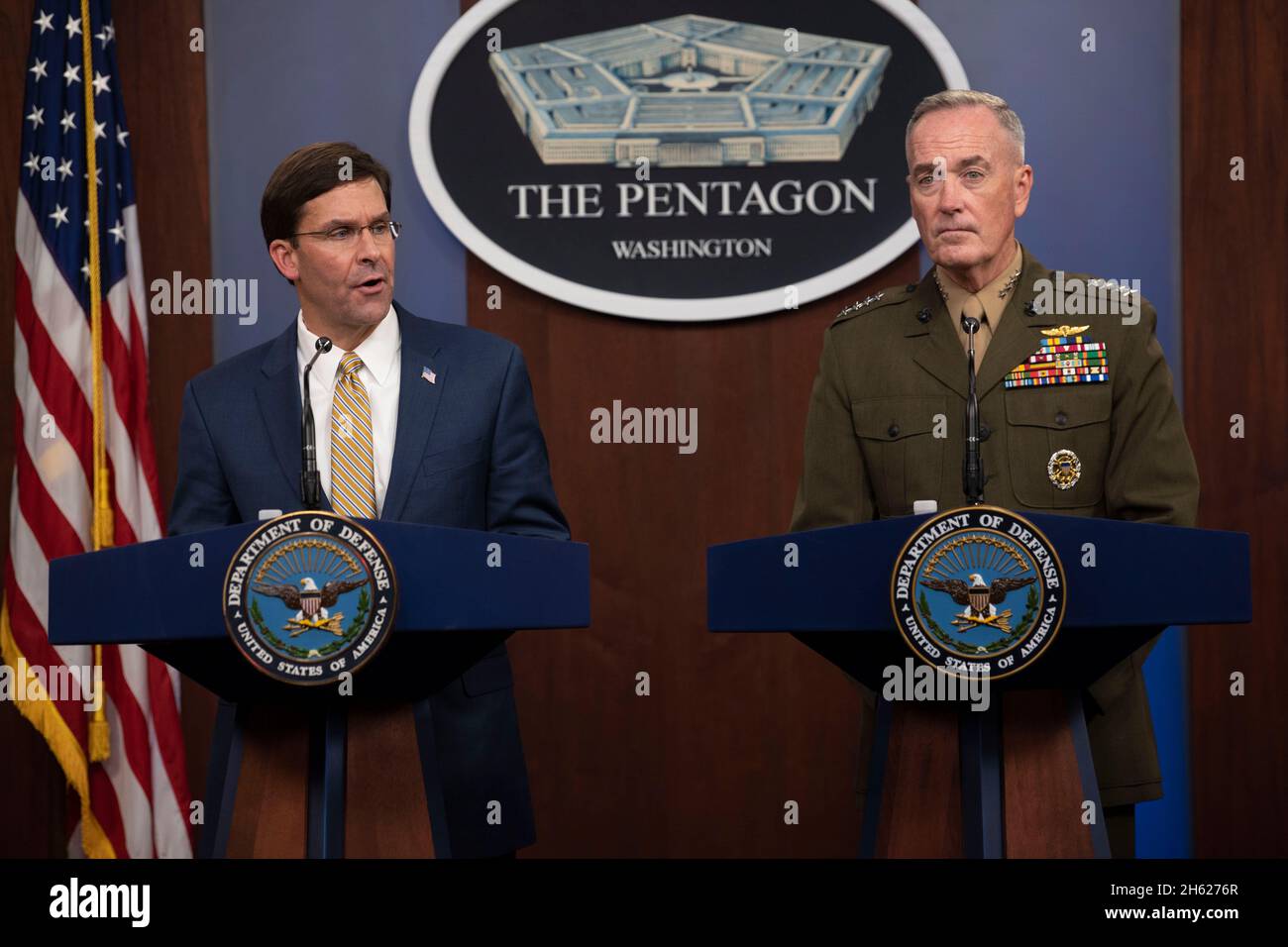 Bericht: Der US-Verteidigungsminister Mark T. Esper und der Vorsitzende des Joint Chiefs of Staff, Marine Corps General Joe Dunford, halten am 20. September 2019 im Pentagon, Washington, D.C., eine Pressekonferenz ab. Stockfoto