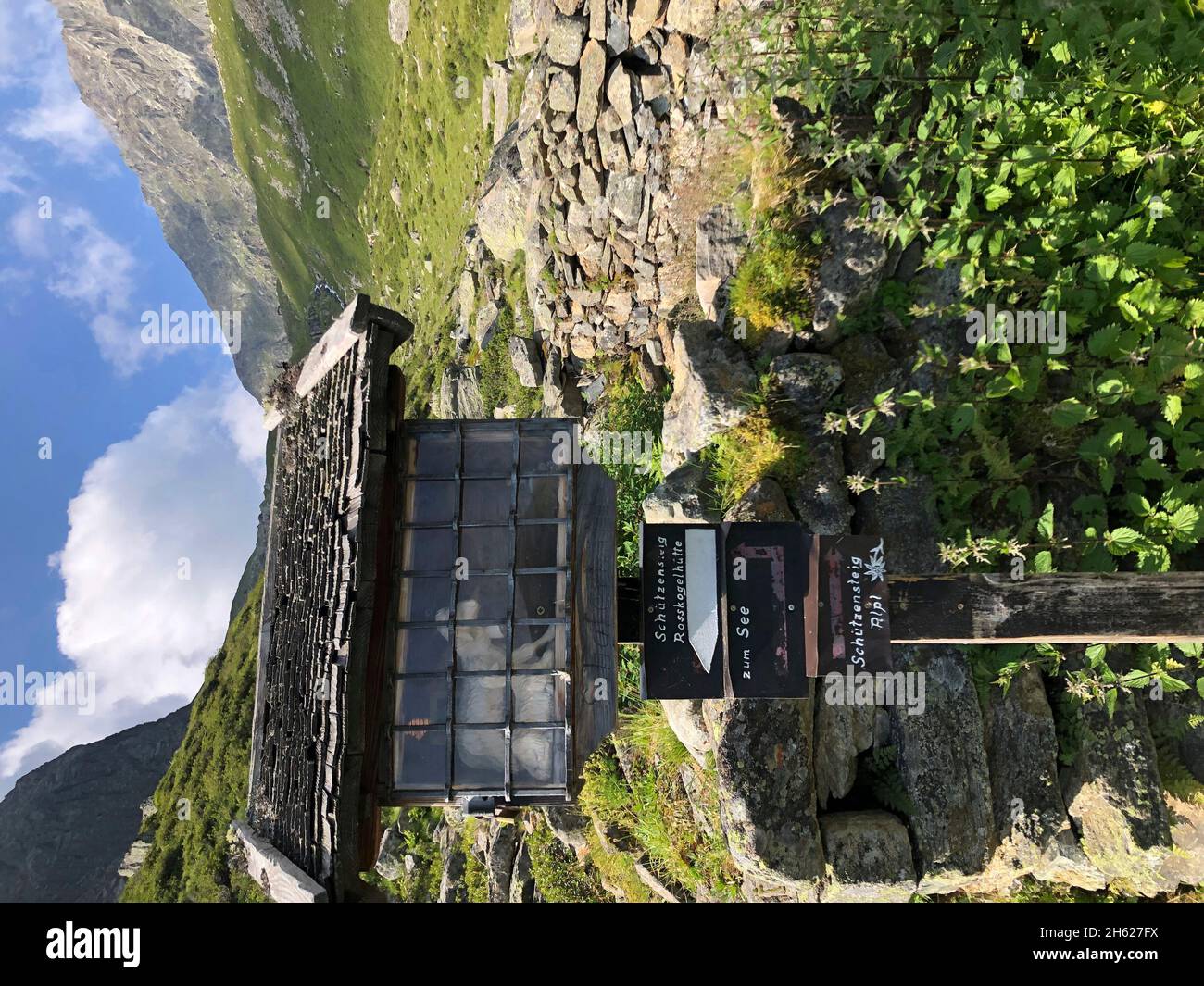 Landschaft auf der inzinger alm,Mittelkogel,rosskogel,stubaier alpen,schäferhüttl,alter Wegweiser,Wiesen,Berge,Natur,inzing,tirol,österreich Stockfoto