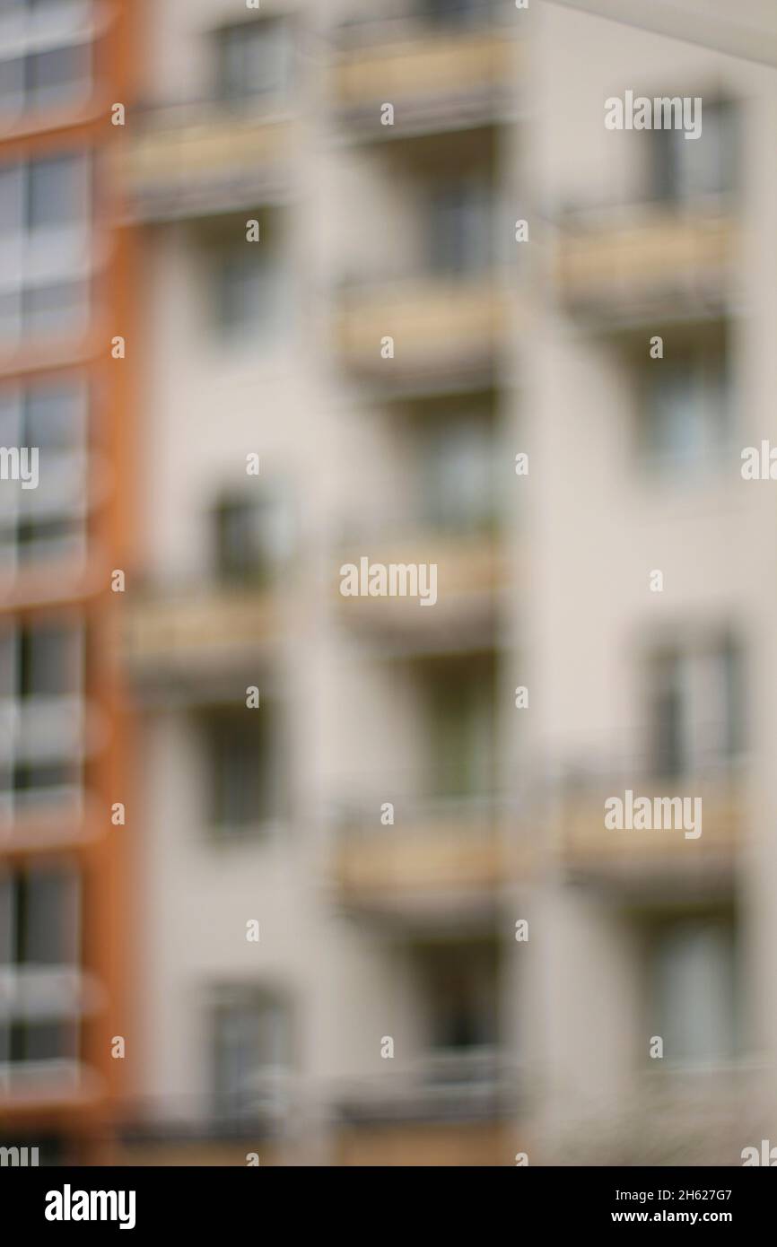 Fassade eines Hochhauses mit Balkonen, abstrakte Verwacklungen Stockfoto