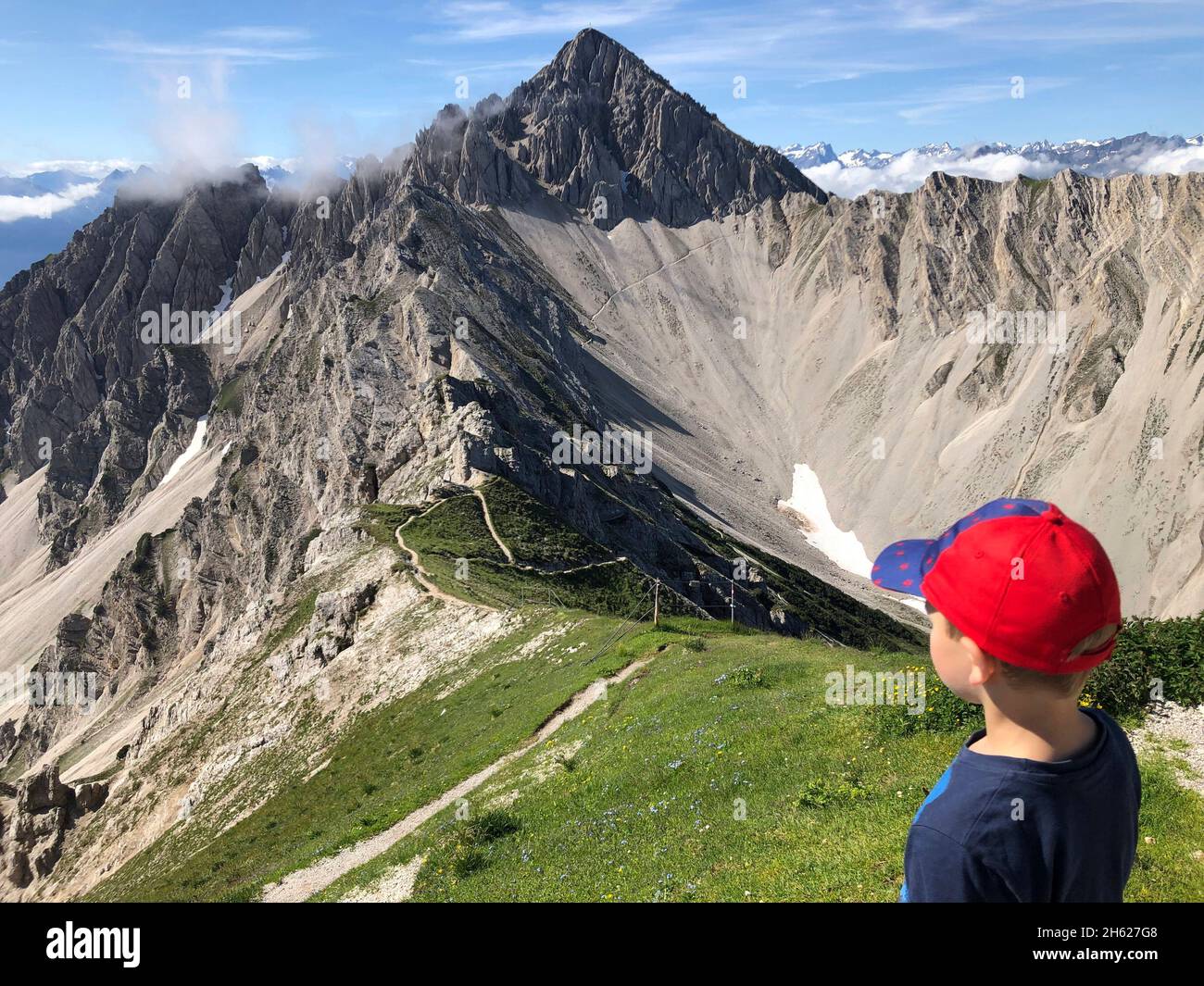 Junge blickt auf den seefelder höhenweg von der seefelder-spitze zur reither-spitze,Natur,Berge,Aussicht,seefeld in tirol,österreich Stockfoto