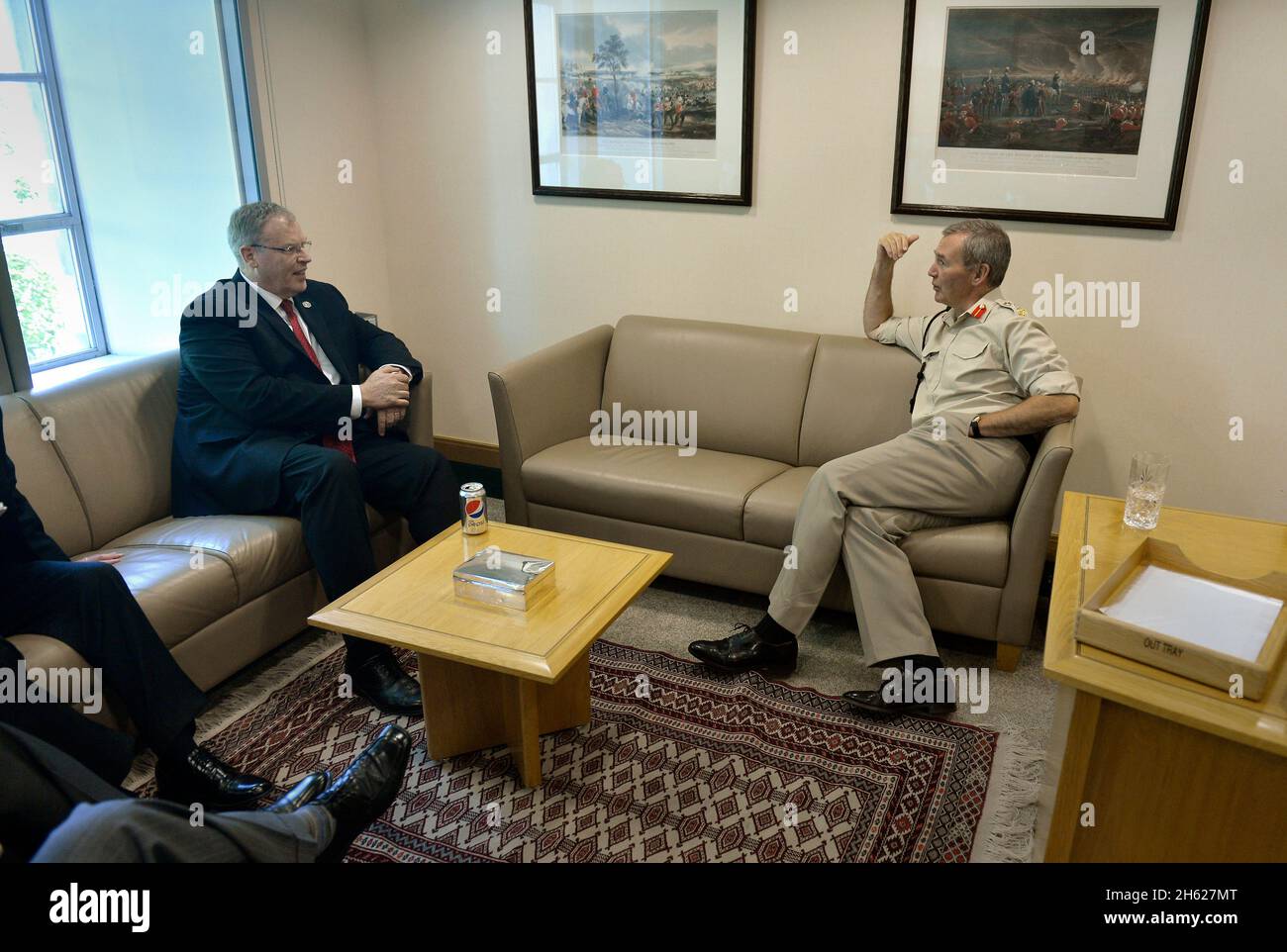 Der stellvertretende Verteidigungsminister Bob Work trifft sich mit dem britischen Generalstabschef Nick Houghton, dem britischen Verteidigungsministerium in London, England, 3. Juli 2014. Stockfoto