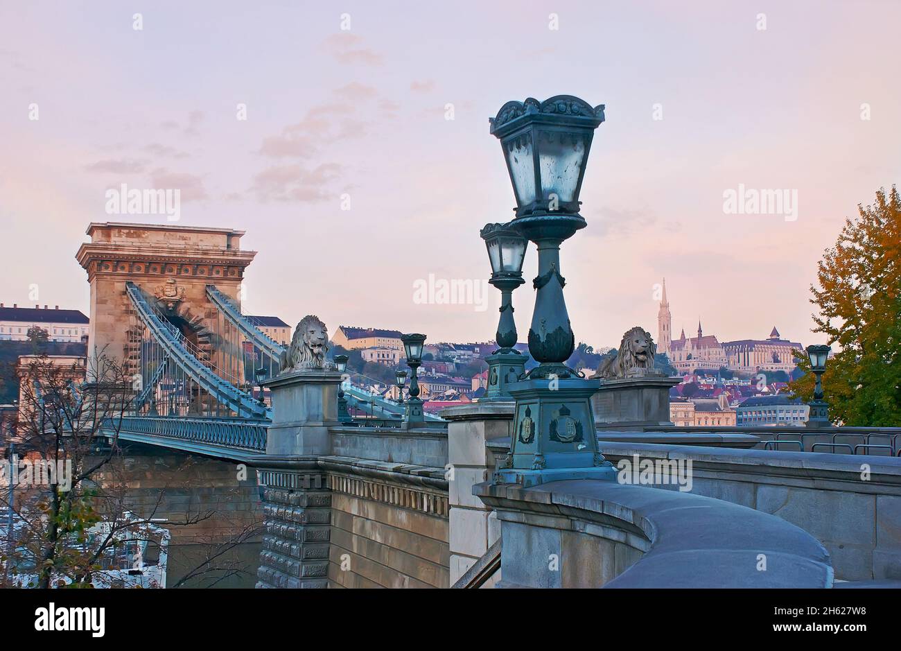 Die schönen Retro-Lampen am Eingang zur historischen Kettenbrücke über die Donau, Budapest, Ungarn Stockfoto