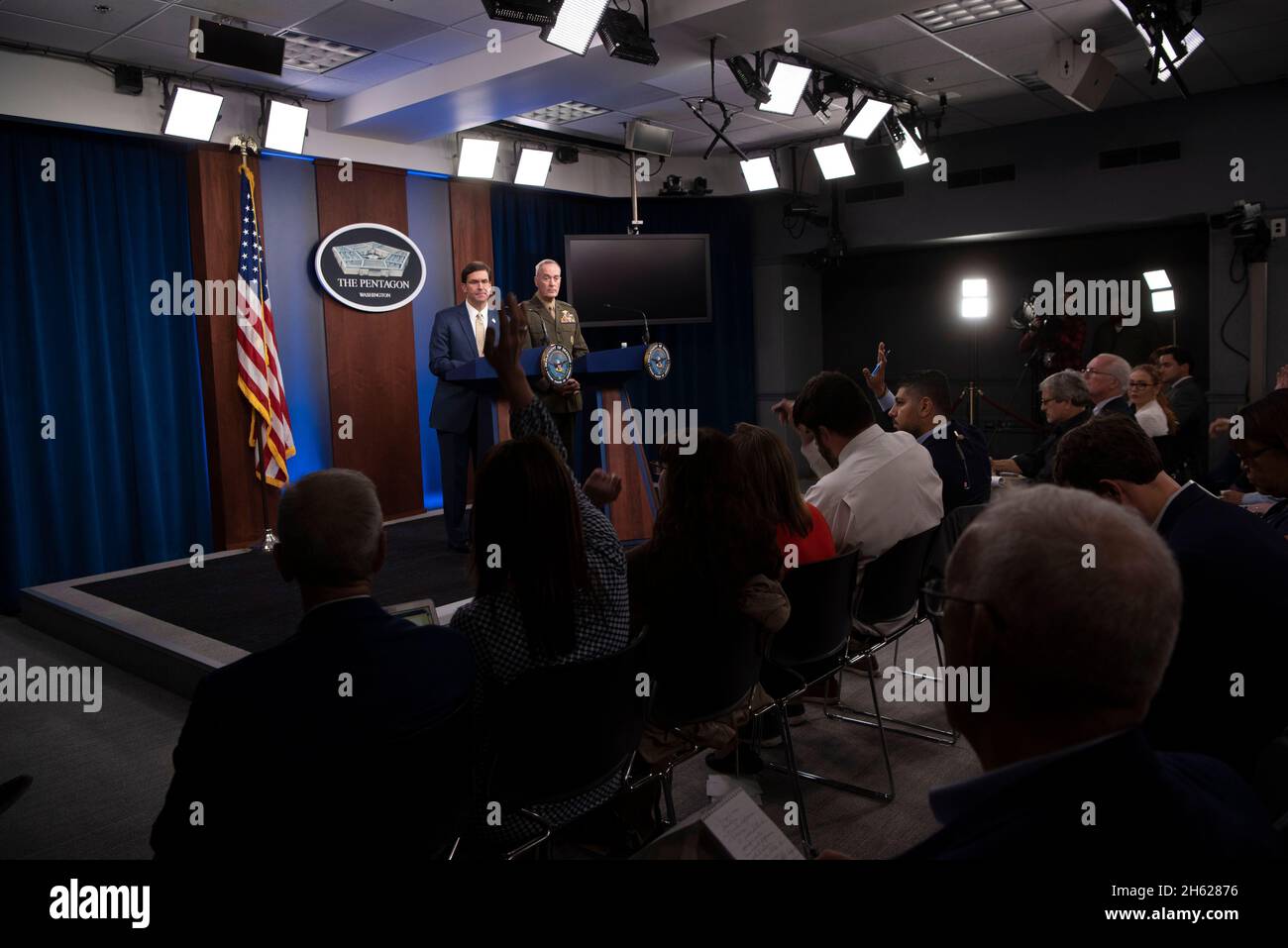 Bericht: Der US-Verteidigungsminister Mark T. Esper und der Vorsitzende des Joint Chiefs of Staff, Marine Corps General Joe Dunford, halten am 20. September 2019 im Pentagon, Washington, D.C., eine Pressekonferenz ab. Stockfoto
