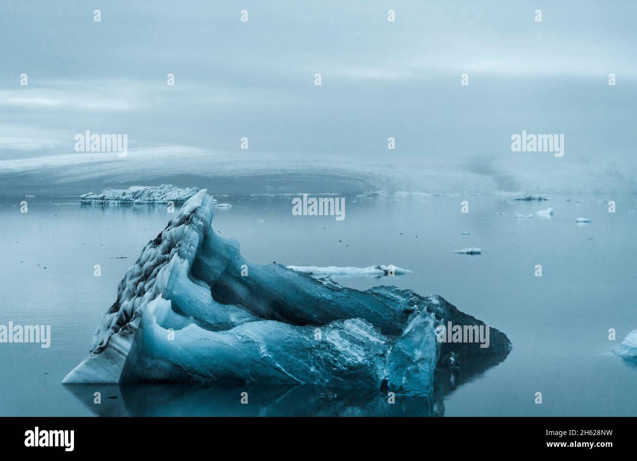 Eisschollen in der gletscherlagune von Jökulsárlón Stockfoto