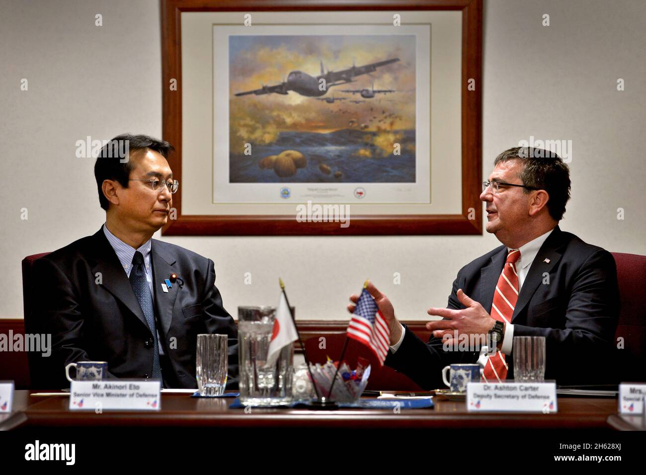 Die stellvertretende Verteidigungsministerin Ashton Carter trifft sich mit Japans ranghoher Vizeverteidigungsministerin Akinori Eto auf dem Luftwaffenstützpunkt Yokota, Japan, 17. März 2013. Stockfoto