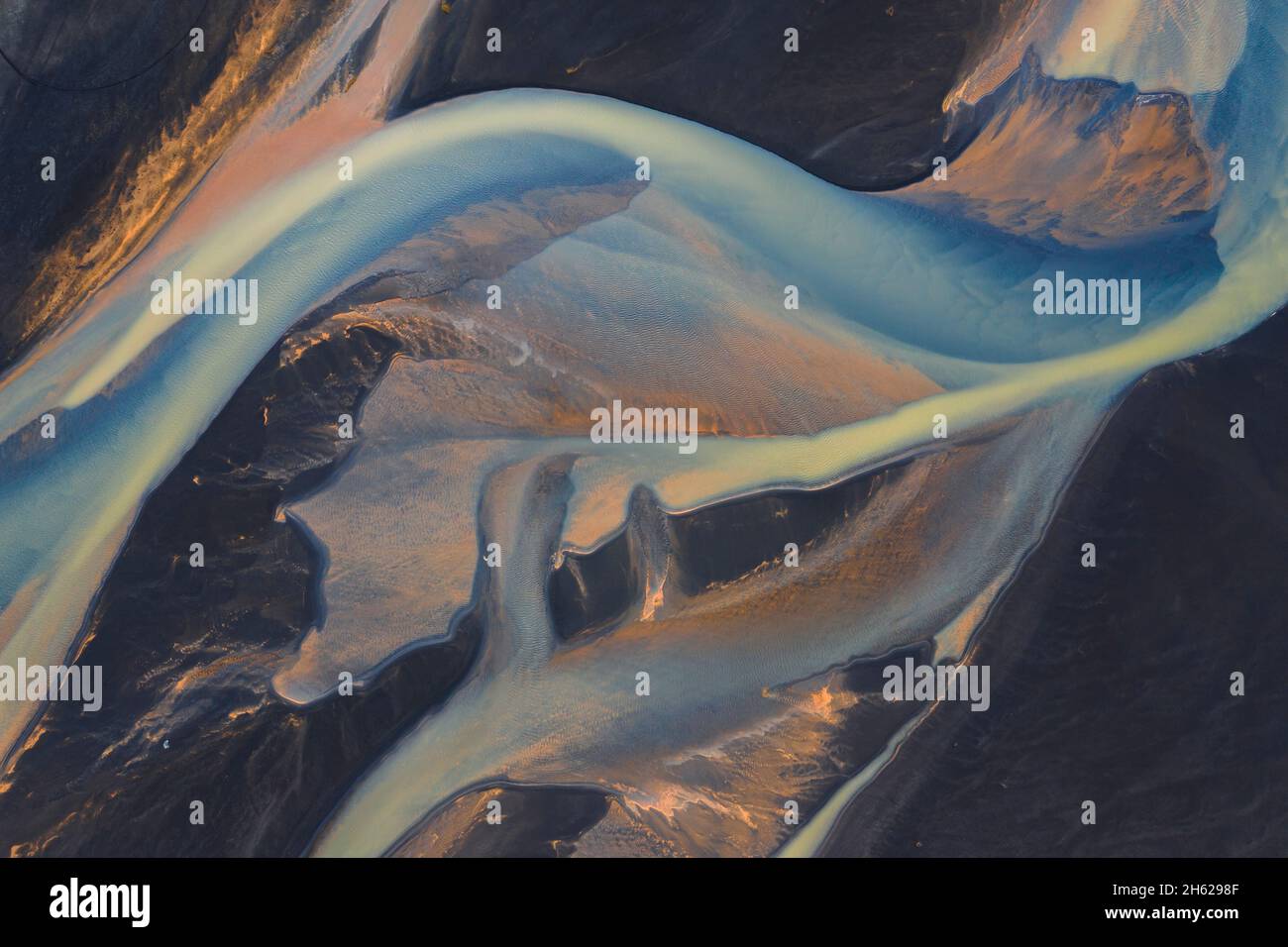 Blick aus der Vogelperspektive auf die abstrakte Flusslandschaft. Stockfoto
