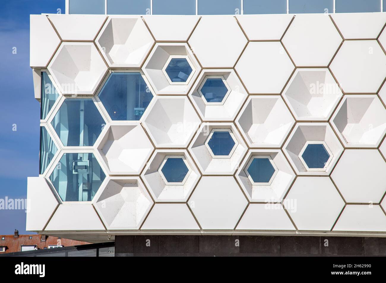 Nahaufnahme der modernen Fassade der geometrischen Architektur Gebäude in den Niederlanden gegen blauen Himmel. Stockfoto