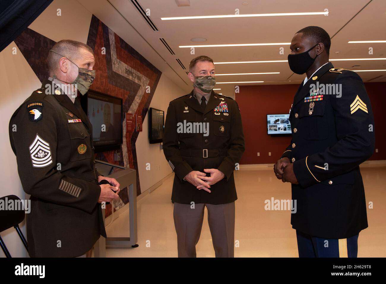 Berichten: Sergeant Major der Armee Michael A. Grinston und Army Chief of Staff General James C. McConville sprechen mit dem Soldaten des Jahres 2020, Sgt. James Akinola, bei der Eröffnung des National Museum of the United States Army, Fort Belvoir, VA, 11. November 2020. Stockfoto