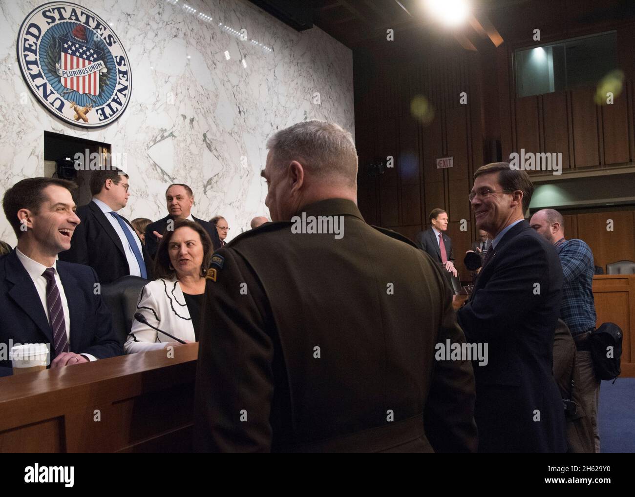 Referat: Verteidigungsminister Dr. Mark T. Esper und Vorsitzender der Joint Chiefs of Staff Army General Mark A. Milley begrüßen die Senatoren Tom Cotton und deb Fischer vor Beginn einer Anhörung zur Haltung des Verteidigungshaushalts im Hart Senate Office Building, Washington, D.C., 4. März 2020. Stockfoto