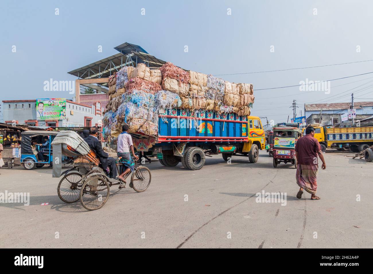 KHULNA, BANGLADESCH - 12. NOVEMBER 2016: Straßenverkehr in der Nähe des Bahnhofs in Khulna, Bangladesch Stockfoto