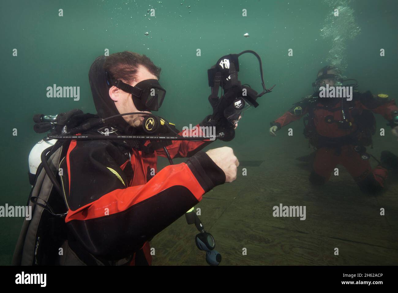 Der US-Grenzschutzagent Carl Newmayer demonstriert einem Kollegen des Elite-BORSTAR-Tauchteams während des Trainings am 23. Mai 2016 das richtige Anziehen eines Vollgesichtstauchgangs unter Wasser. Stockfoto