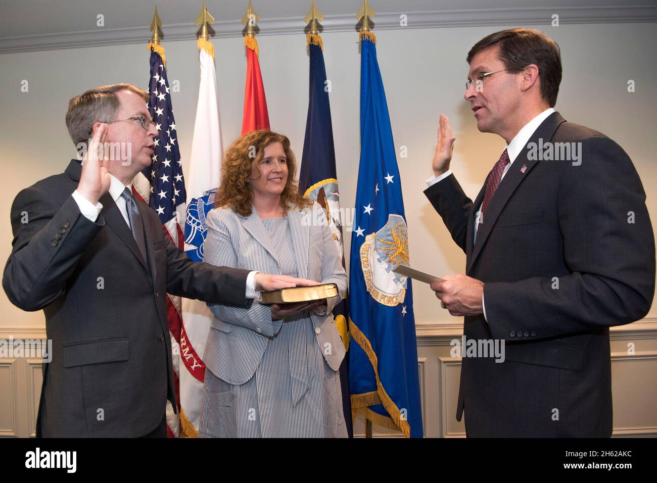 Berichtet: Verteidigungsminister Dr. Mark T. Esper schwört im stellvertretenden Verteidigungsminister David L. Norquist, mit Norquistâ €™s Frau Stephanie hält die Bibel, im Pentagon, Washington, D.C., Juli 31, 2019. Stockfoto