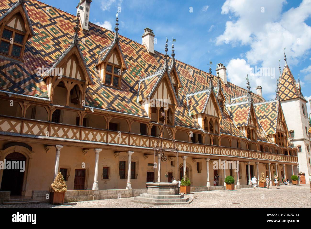 Das berühmte gotische Dachmuster der Renaissance des Hospices De Beaune Museums in Beaune, Côte d'Or, Frankreich Stockfoto