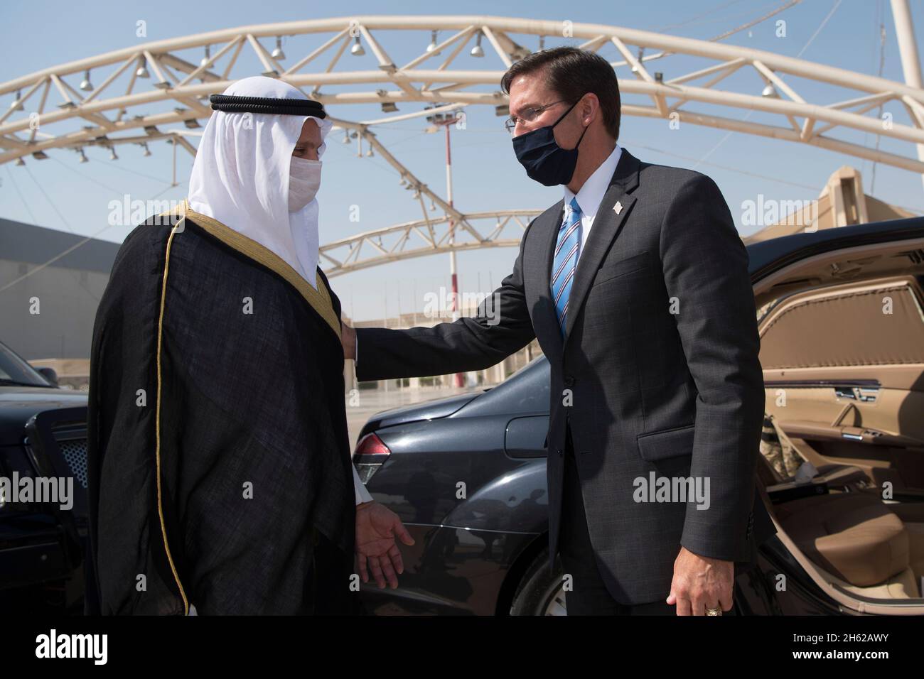 Der Verteidigungsminister Dr. Mark T. Esper bekundet dem kuwaitischen Botschafter in den USA, Salem Abdullah Al-Jaber Al-Sabah, Beileid zum Tod von Emir Sabah Al-Ahmad Al-Jaber Al-Sabah, Kuwait-Stadt, Kuwait, 4. Oktober 2020. Esper war in Kuwait, um dem neuen Emir, Emir Nawaf Al-Ahmad Al-Sabah, im Namen von Donald J. Trump Beileid zu bekunden. Stockfoto