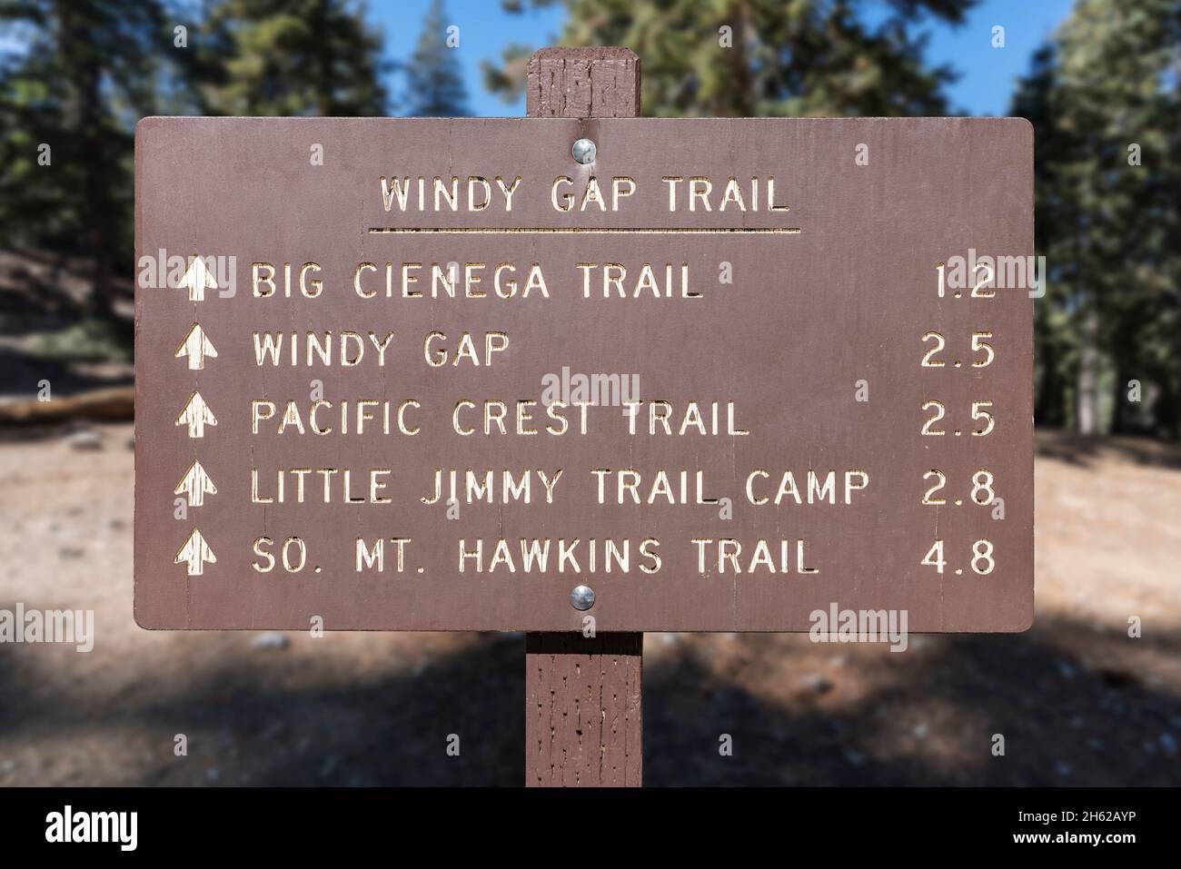 Windy Gap und Pacific Crest Trail Zeichen in der Nähe in der San Gabriel Mountains Gegend von Los Angeles County, Kalifornien. Stockfoto