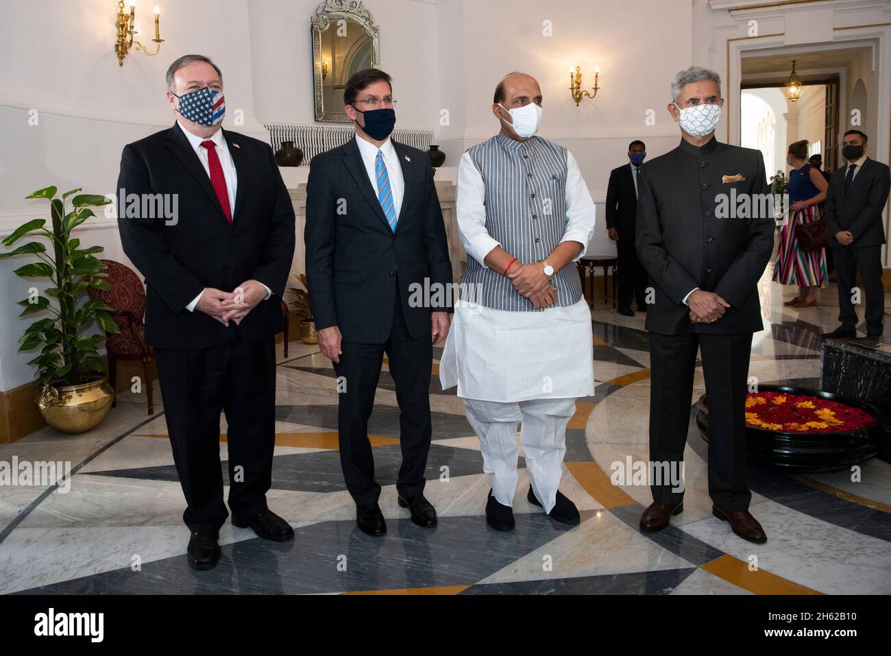 Außenministerin Mike Pompeo, Verteidigungsminister Dr. Mark T. Esper, der indische Verteidigungsminister Rajnath Singh und der indische Außenminister Dr. S. Jaishankar posieren für ein Foto vor der US-indischen Ministerkonferenz 2+2, Neu-Delhi, Indien, 27. Oktober 2020. Stockfoto