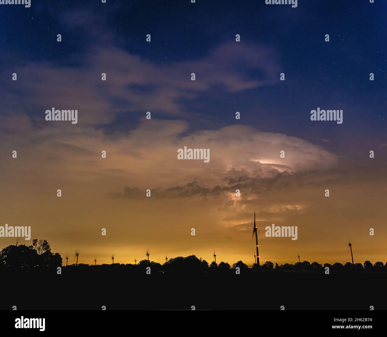 Wunderschöne Wetterlichter über dem Feld, aufgenommen in der Nacht. Stockfoto Wunderschöne Wetterlichter über dem Feld, aufgenommen in der Nacht. Stockfoto
