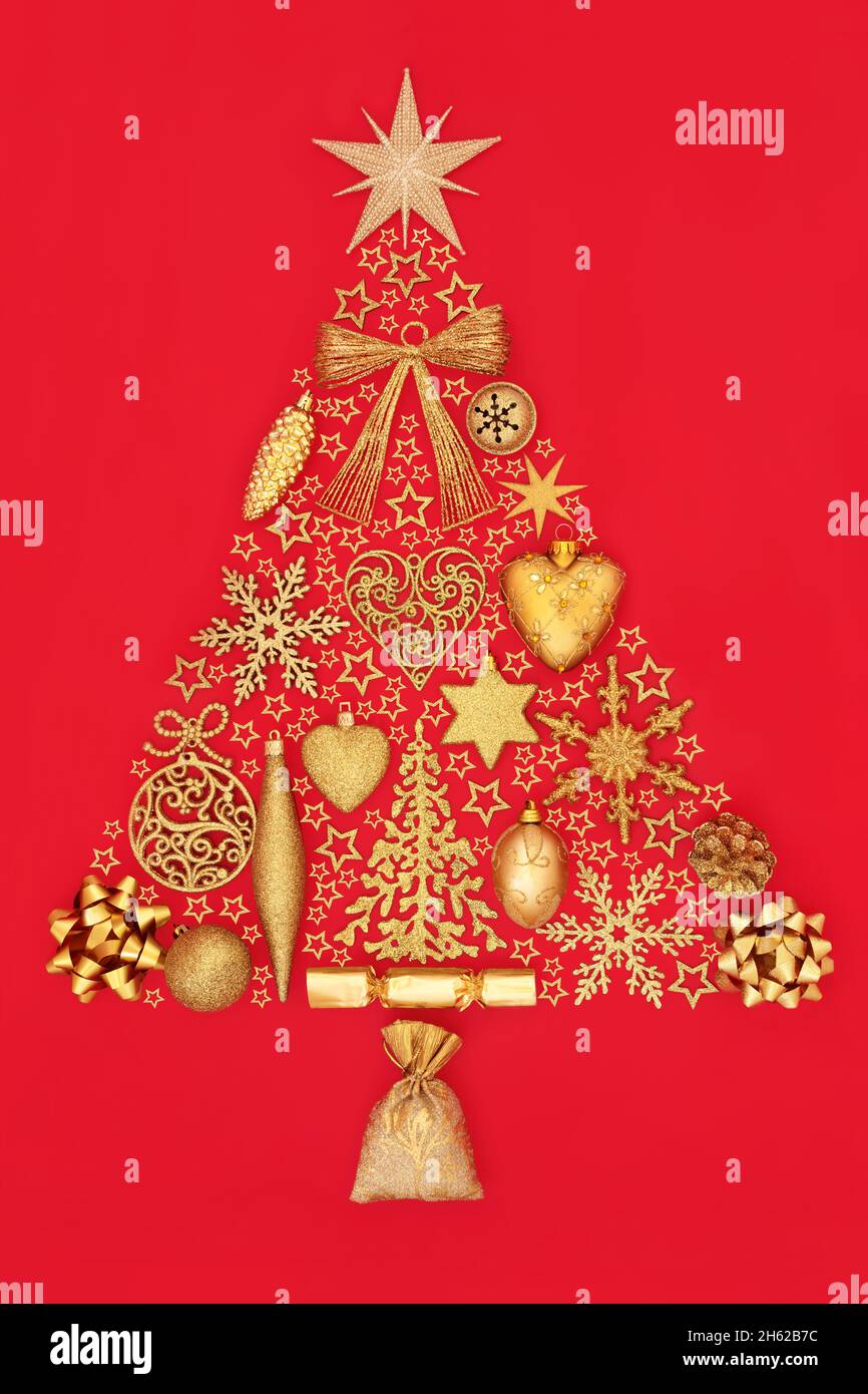 Weihnachtsbaum-Konzept mit luxuriösen Goldkugeln und Sternen auf rotem Hintergrund. Abstrakte Weihnachtskomposition für die festliche Jahreszeit. Draufsicht. Stockfoto