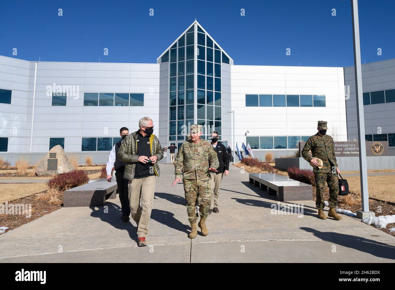 Der amtierende Verteidigungsminister Chris Miller verlässt das Hauptquartier des North American Aerospace Defense Command und des United States Northern Command mit dem Kommandanten der NORAD-NORTHCOM Air Force General Glen VanHerck, Peterson Air Force Base, Colorado, 14. Januar 2021. Stockfoto