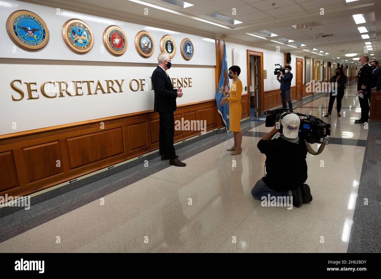 Der amtierende Verteidigungsminister Chris Miller wird von Catherine Herridge, The Pentagon, Washington, D.C. von CBS, interviewt, Dez. 15, 2020. Stockfoto