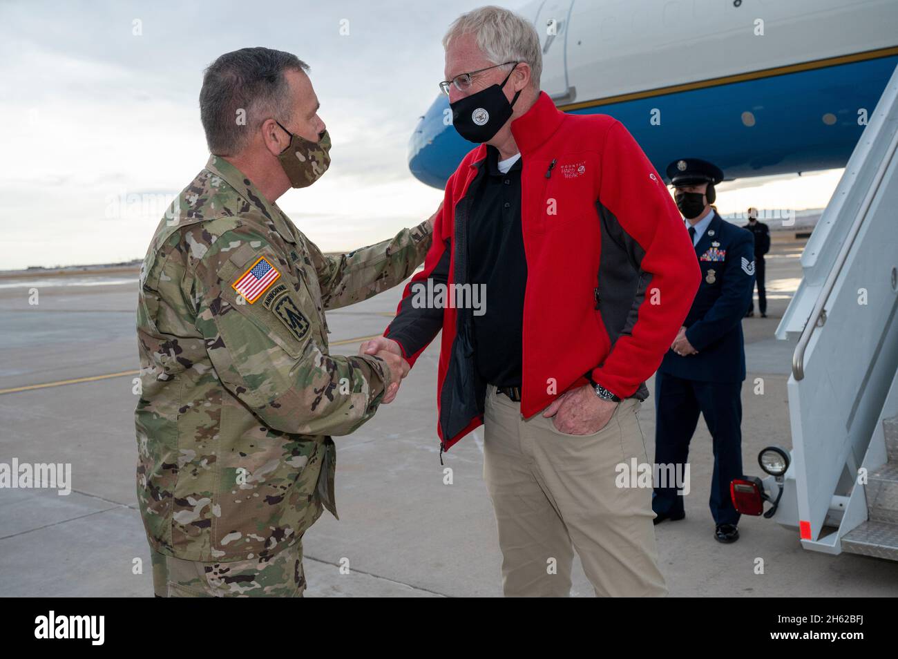 Der amtierende Verteidigungsminister Chris Miller begrüßt den Kommandanten des U.S. Space Command, Army General James H. Dickinson, bei der Ankunft auf der Peterson Air Force Base, Colorado, am 13. Januar 2021. Stockfoto