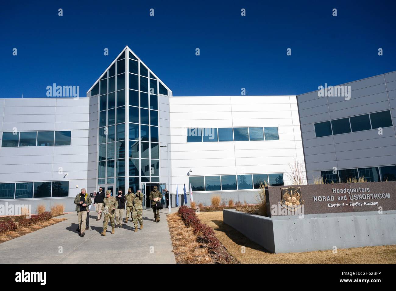 Der amtierende Verteidigungsminister Chris Miller verlässt das Hauptquartier des North American Aerospace Defense Command und des United States Northern Command mit dem Kommandanten der NORAD-NORTHCOM Air Force General Glen VanHerck, Peterson Air Force Base, Colorado, 14. Januar 2021. Stockfoto