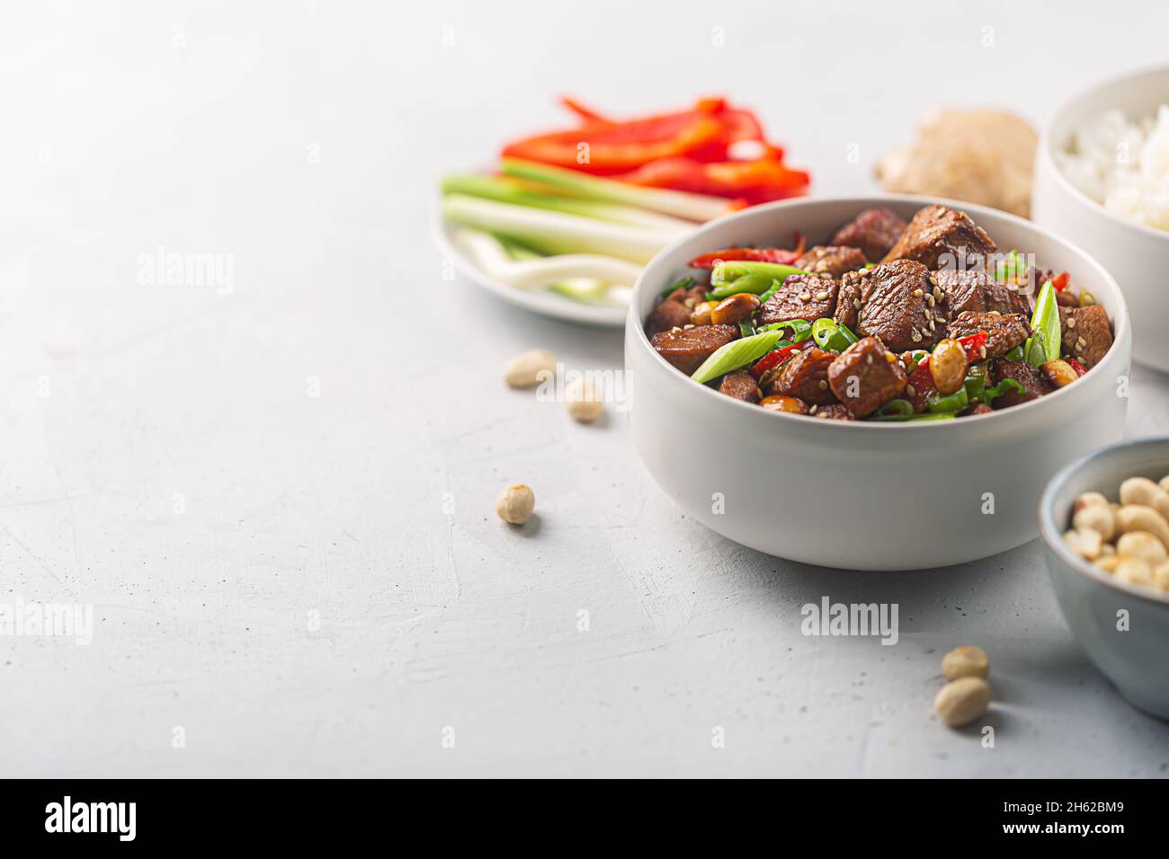 Kung pao oder Kung po, traditionelles chinesisches Essen, zubereitet mit Hühnchen-, Rind- oder Schweinefleisch, manchmal Seefutter, mit Reis als Beilage, mit Kopierplatz Stockfoto
