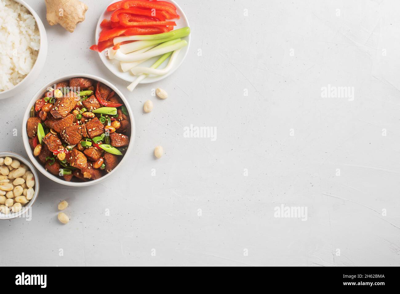 Kung pao oder Kung po, traditionelles chinesisches Essen, zubereitet mit Huhn, Rind- oder Schweinefleisch, manchmal Meeresfrüchte, mit Reis als Beilage, Draufsicht Stockfoto
