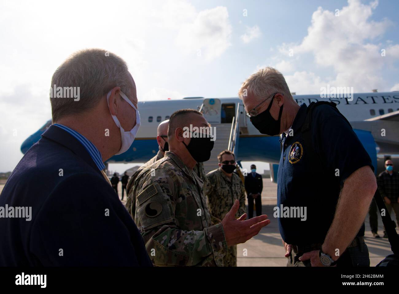 Berichten: Der amtierende Verteidigungsminister Christopher C. Miller begrüßt den Kommandanten der Combined Joint Task Force - Horn von Afrika, Generalmajor der Armee Lapthe C. Flora, bei der Abreise aus dem Lager Lemonnier, Dschibuti, am 27. November 2020. Stockfoto