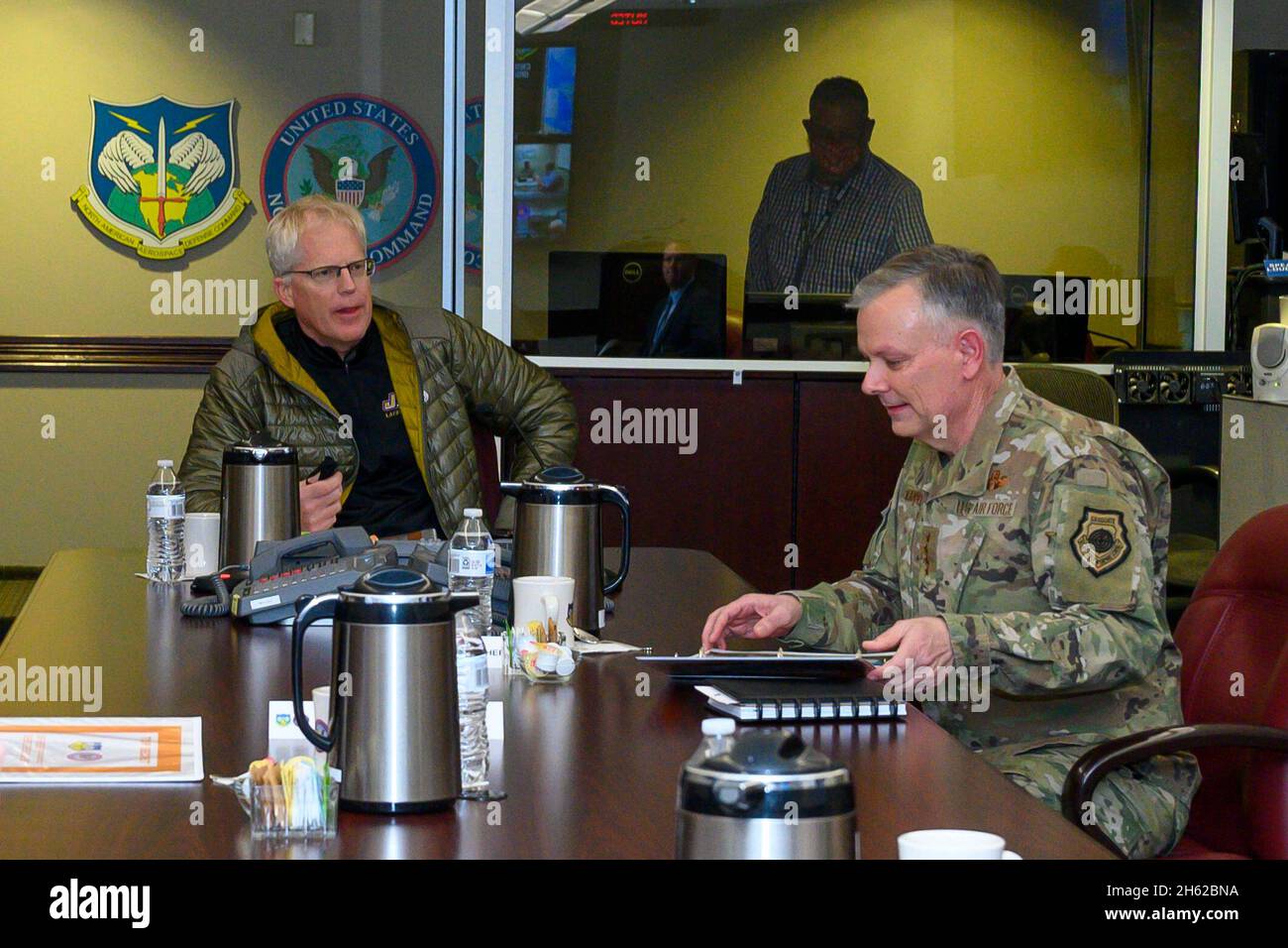 Der amtierende Verteidigungsminister Chris Miller trifft sich mit dem Kommandanten des North American Aerospace Defense Command und des United States Northern Command, Air Force General Glen VanHerck, im NORAD-USNORTHCOM-Hauptquartier, Peterson Air Force Base, Colorado, 14. Januar 2021. Stockfoto