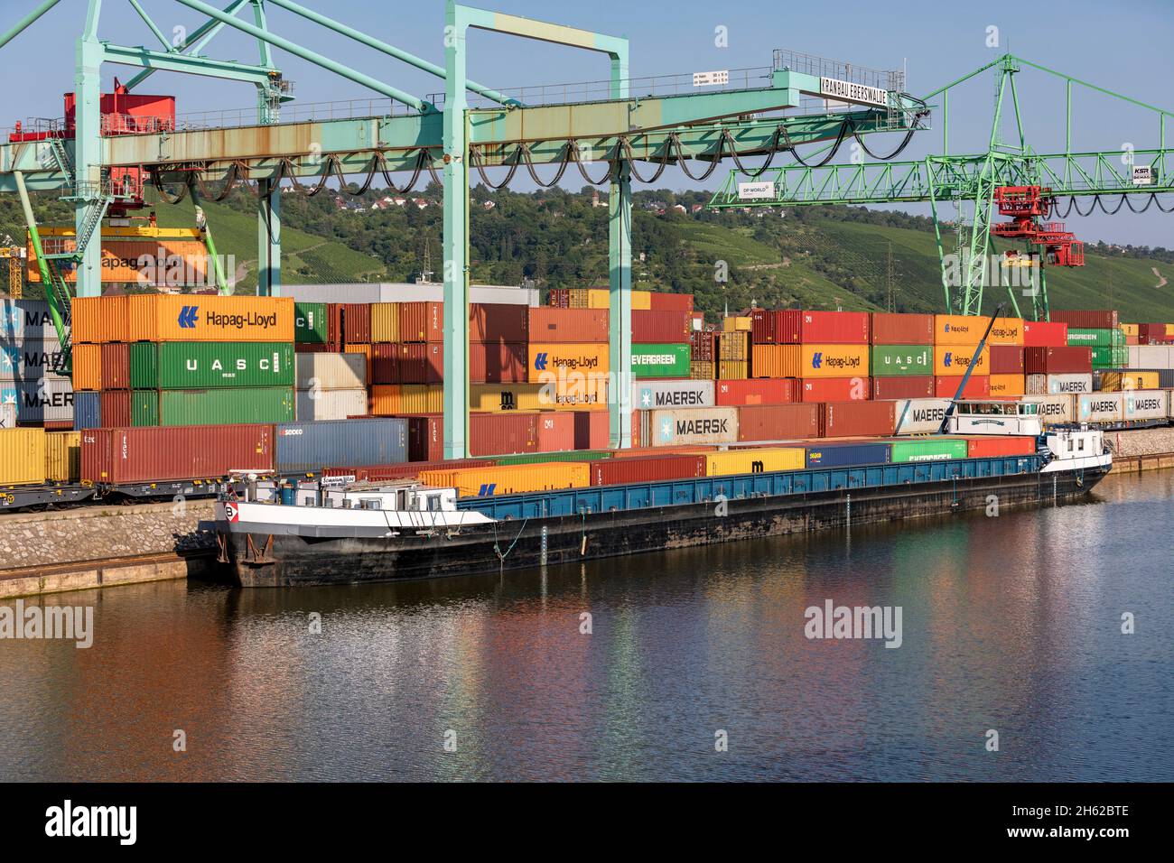 deutschland,baden-württemberg,stuttgart,Frachtverladung,Krane,Brücken und Container im stuttgarter Hafen Stockfoto