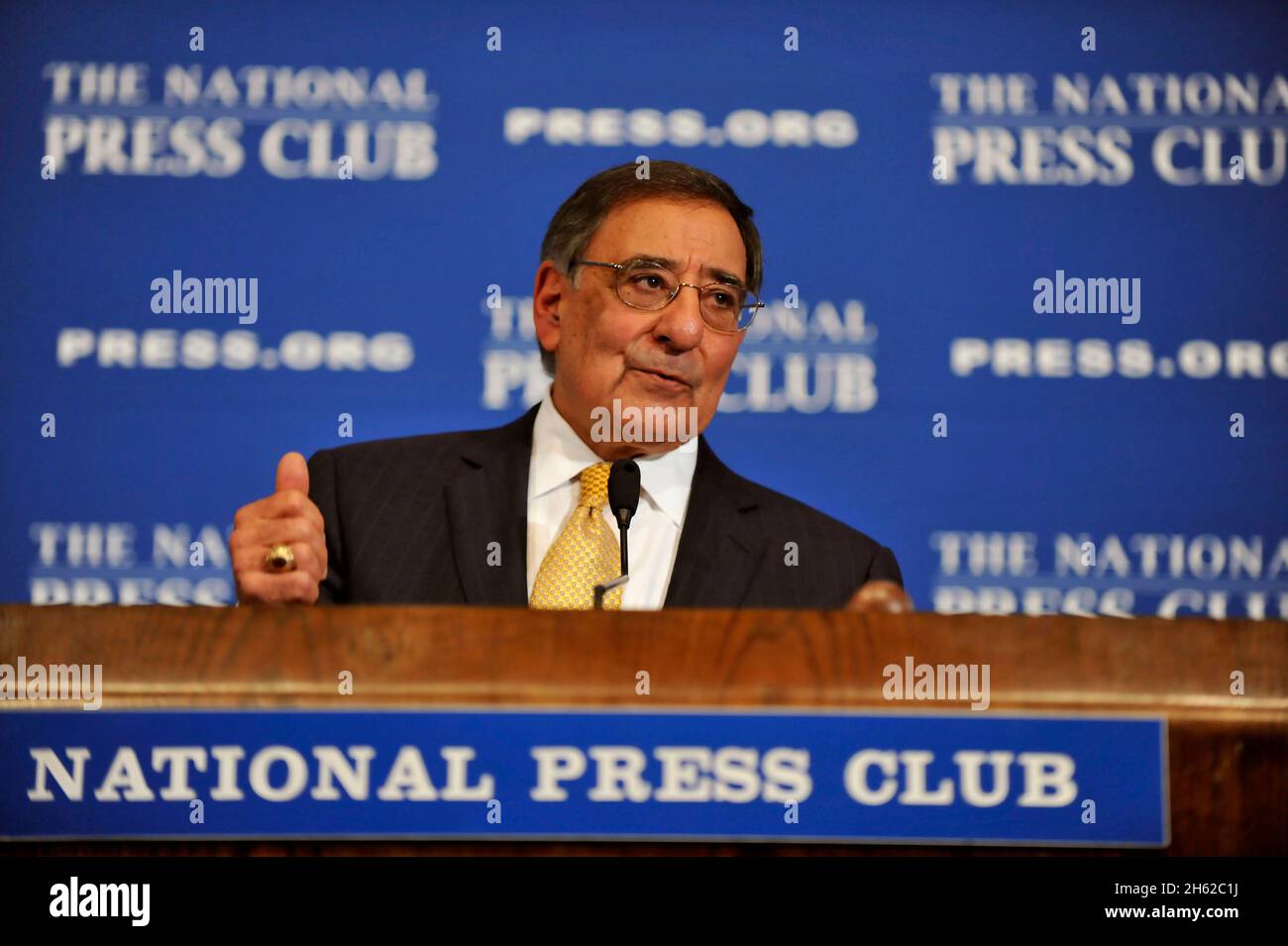 Verteidigungsminister Leon Panetta spricht am 18. Dezember 2012 im National Press Club in Washington, D.C., vor einer Audienz von Journalisten. Stockfoto