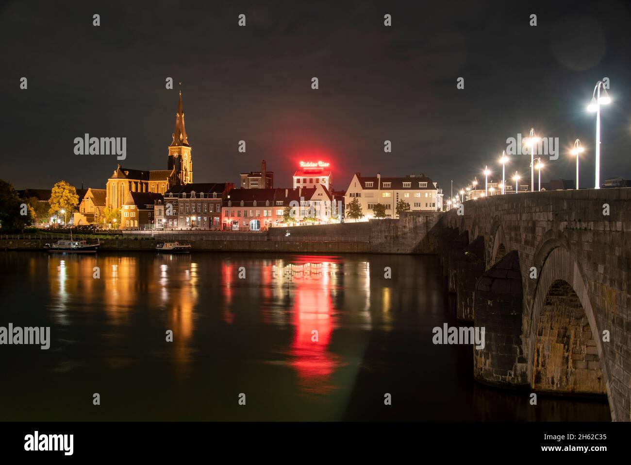 niederlande, provinz limburg, maastricht, Blick über die maas auf die st. martinus Kirche, die ridder Brauerei und die sint-servaasbrug Brücke, die älteste Brücke in den niederlanden Stockfoto