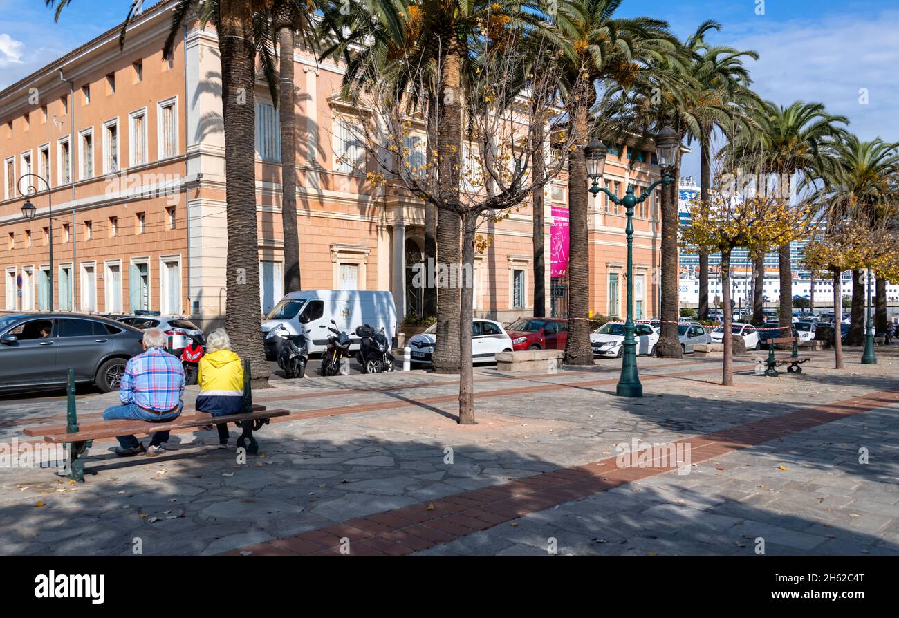 Ajacio Corsica France Town Square - zwei Personen sitzen auf einer Bank Stockfoto