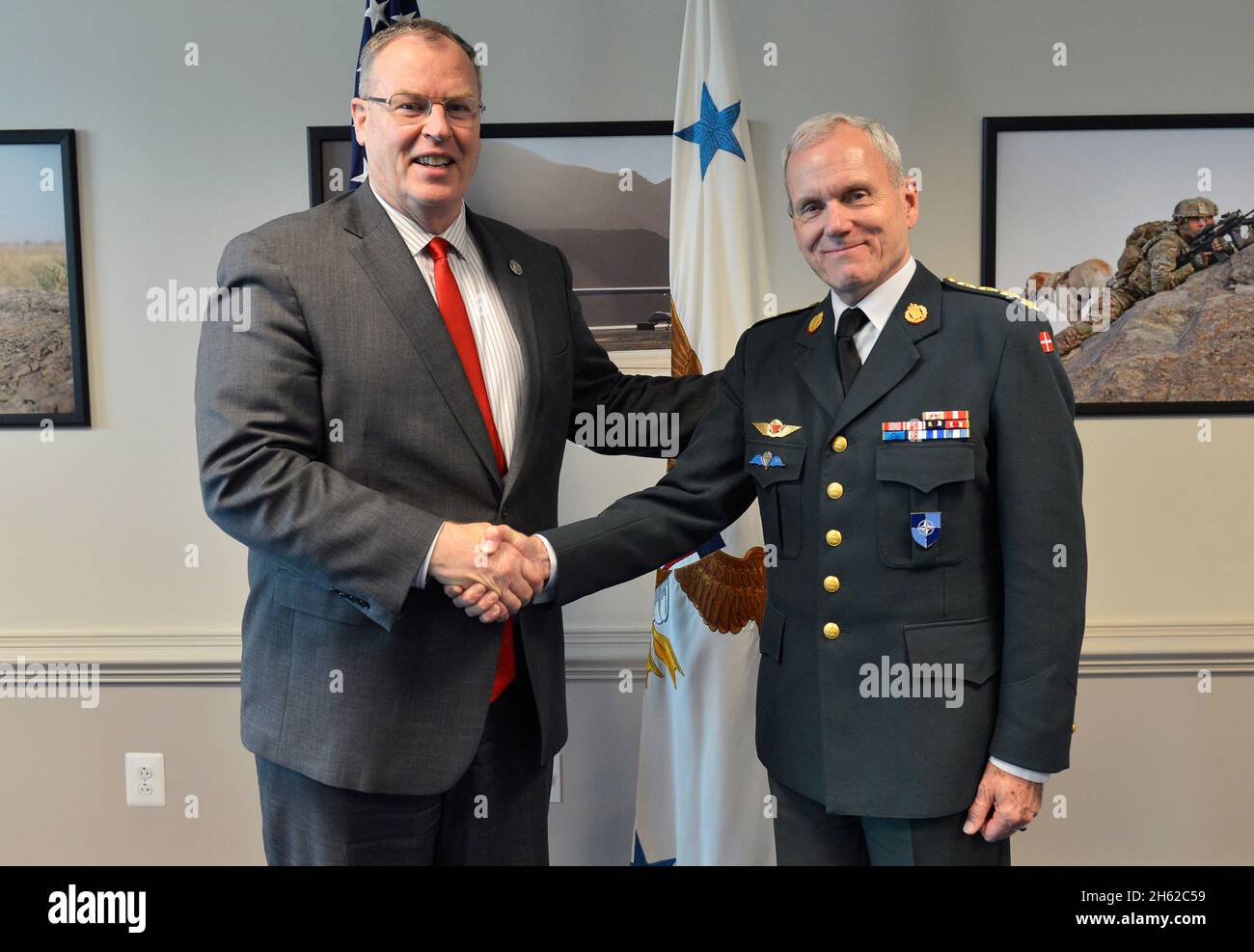 Der stellvertretende Verteidigungsminister Bob Work veranstaltet am 2. Oktober 2014 ein Treffen mit dem NATO-Vorsitzenden des Militärkomitees, Knud Bartels (Dänische Armee), im Pentagon. Stockfoto