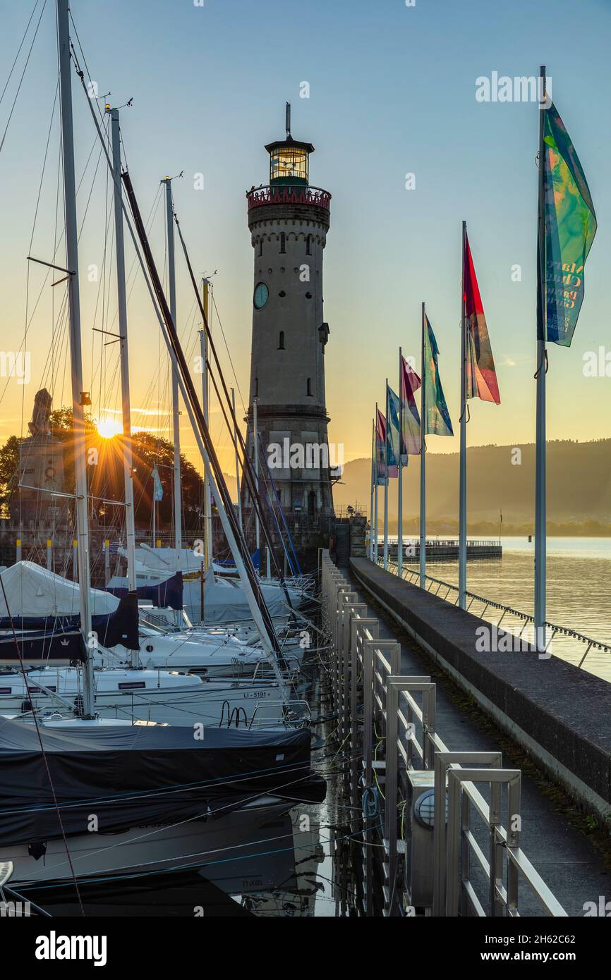 lindau Hafen mit Leuchtturm bei Sonnenaufgang, Bodensee, bayern, deutschland Stockfoto