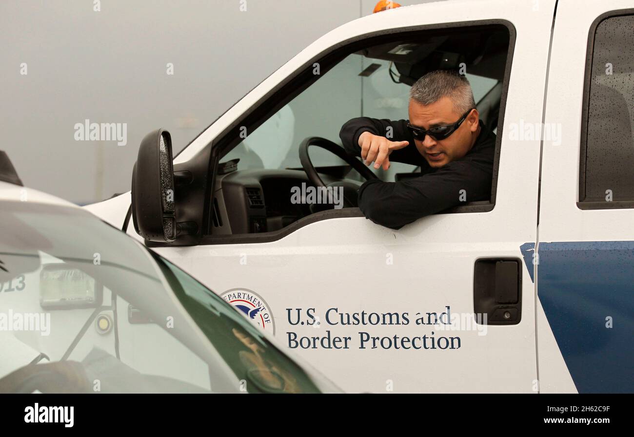 Joseph Bonaventure, US-Zoll- und Grenzschutzbeauftragter, bietet einem eigenwilligen Besucher am Hafen von Miami in Miami, Florida, den 07. Dezember 2015, eine Wegbeschreibung an. Stockfoto