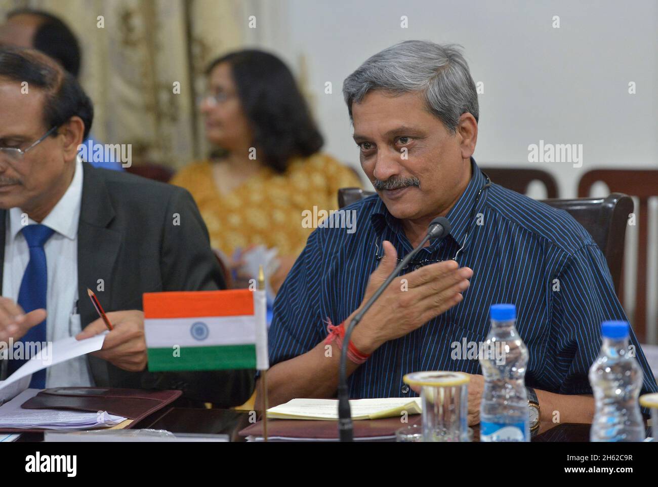 Der indische Verteidigungsminister Manohar Parrikar deutet mit der Hand über sein Herz, als er Verteidigungsminister Ash Carter zu einem Treffen am 3. Juni 2015 in Neu-Delhi, Indien, begrüßt. Stockfoto