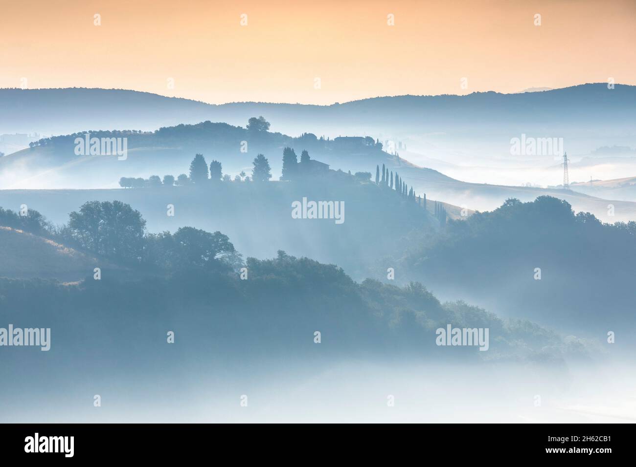 toskanische Landschaft, Morgen mit Nebel in den Tälern und sanften Hügeln der crete senesi, asciano, Provinz siena, toskana, italien Stockfoto