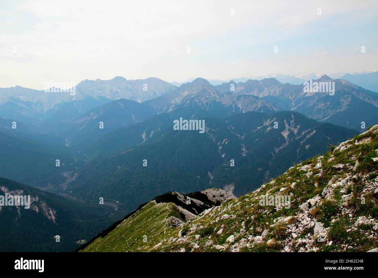 Wanderung auf den Gipfel der Brunnsteinspitze (2197 m),Bergtour,Bergwandern,Outdoor,Blick Richtung seefeld,reitherspitze,Eppzirler Tal,Sommer im naturpark karwendel österreich,tirol,scharnitz,naturpark karwendel, Stockfoto