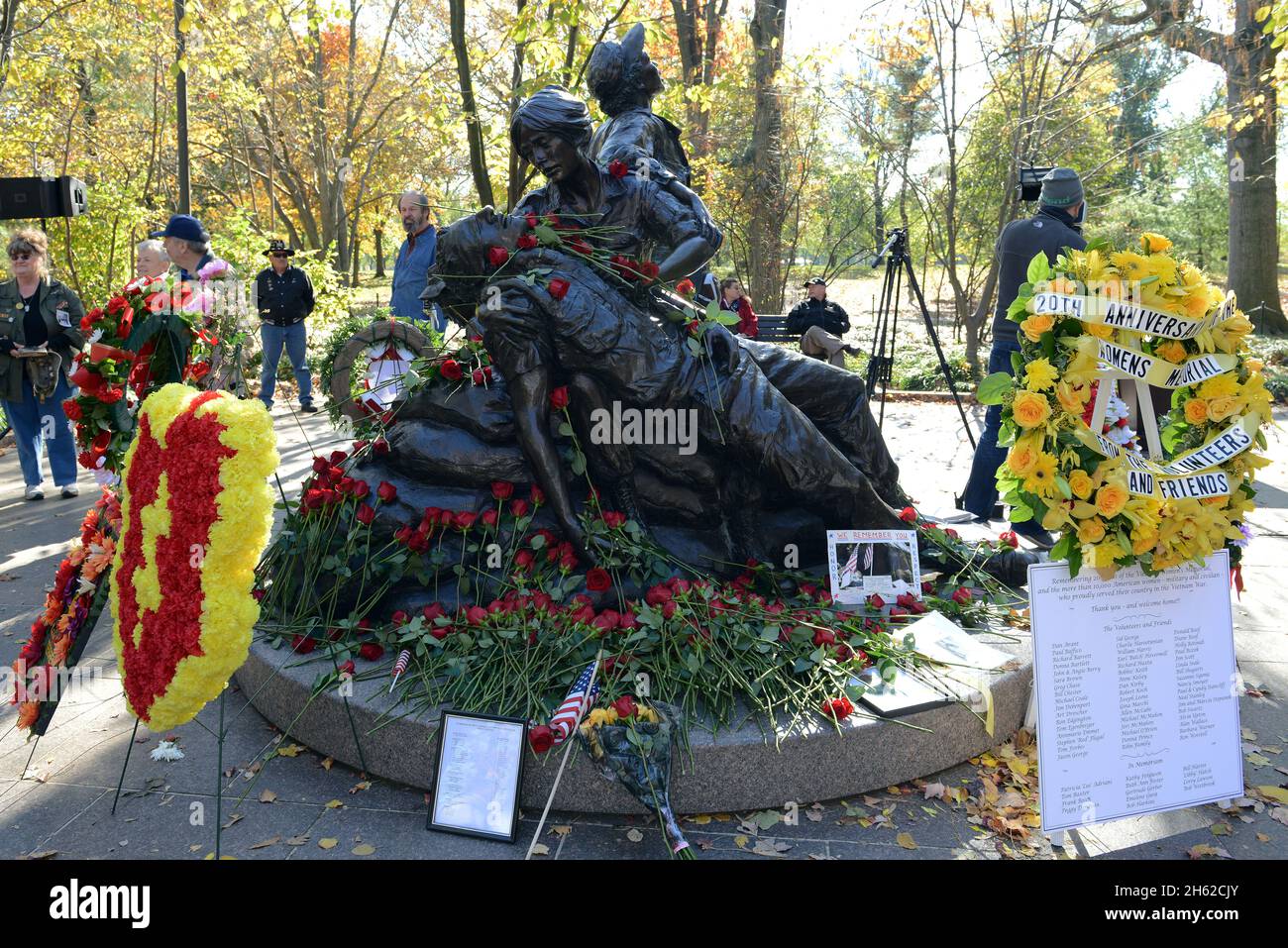 Berichtet: Das Vietnam Women's Memorial wird am Veterans Day, Washington, D.C., 11. November 2013, gesehen. Das Denkmal zeigt eine Krankenschwester, die einen verletzten Soldaten umstellt, eine Frau, die nach oben schaut, und (auf der Rückseite der Statue, die in diesem Bild nicht zu sehen ist) eine knieende Frau, die einen Helm hält. Frauen, die in Vietnam gedient haben, nahmen an einer Zeremonie vor der Statue am Veteranentag Teil, in der sie ihre Geschichten über den Dienst erzählten und 20 Jahre seit der Einweihung der Statue feststellten. Stockfoto