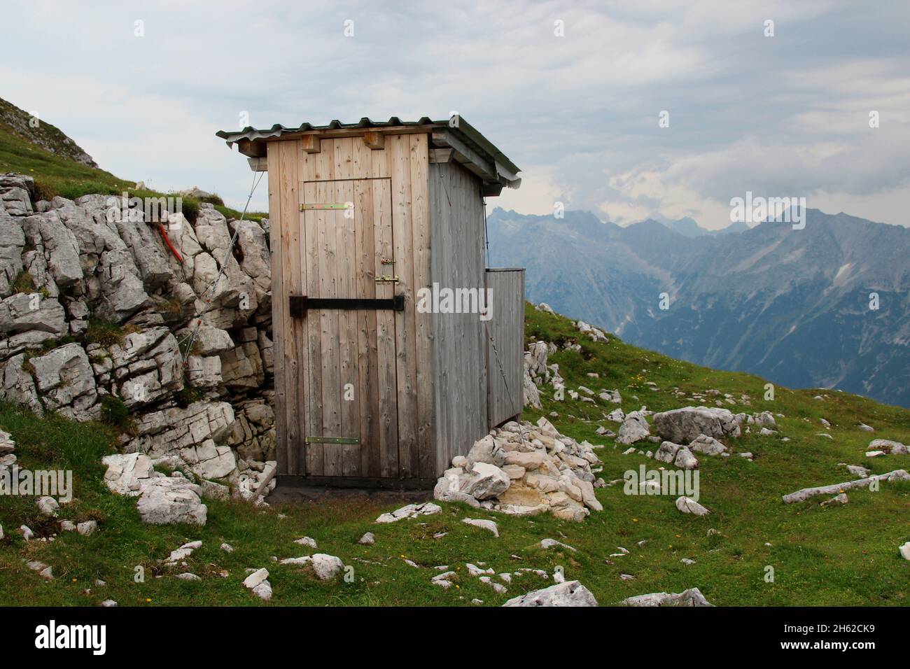 toilettenhaus der tiroler Hütte in Brunnstein,österreich,tirol,scharnitz,naturpark karwendel, Stockfoto