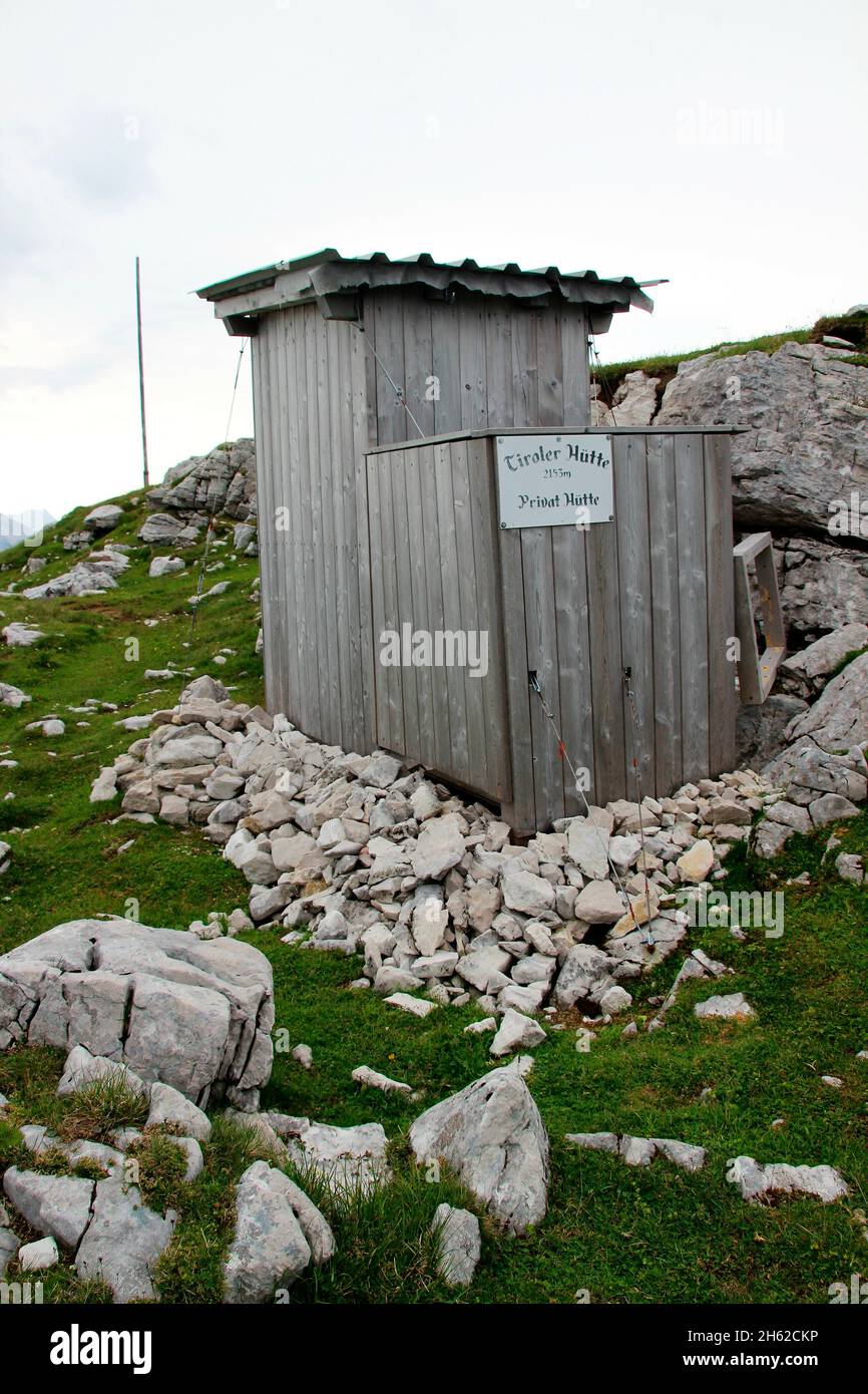 toilettenhaus der tiroler Hütte in Brunnstein,österreich,tirol,scharnitz,naturpark karwendel, Stockfoto